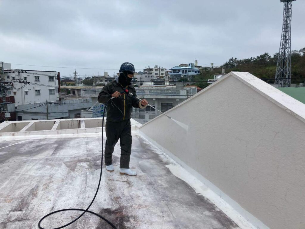 屋根ベランダ防水塗装の流れ~⑨洗浄作業~沖縄の外壁塗装ホカマペイント