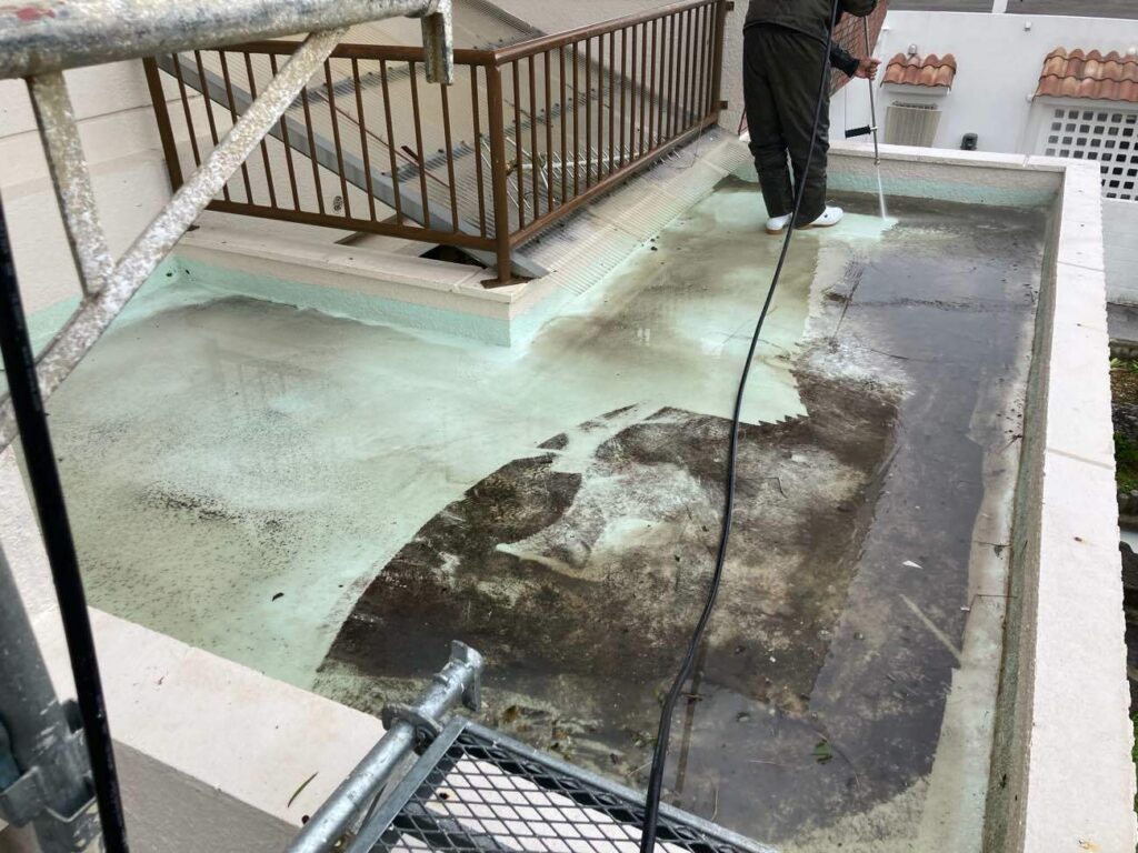 屋根ベランダ防水塗装の流れ~⑨洗浄作業~沖縄の外壁塗装ホカマペイント
